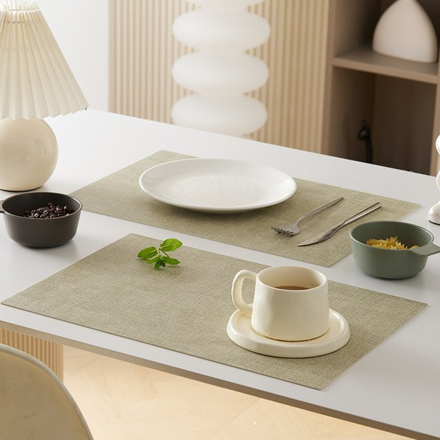 4er-Set wasserdichte Tischsets aus PVC-Kunstleder in Weiß und Beige, rechteckig und minimalistisch im Stoff-Stil - Bild 1