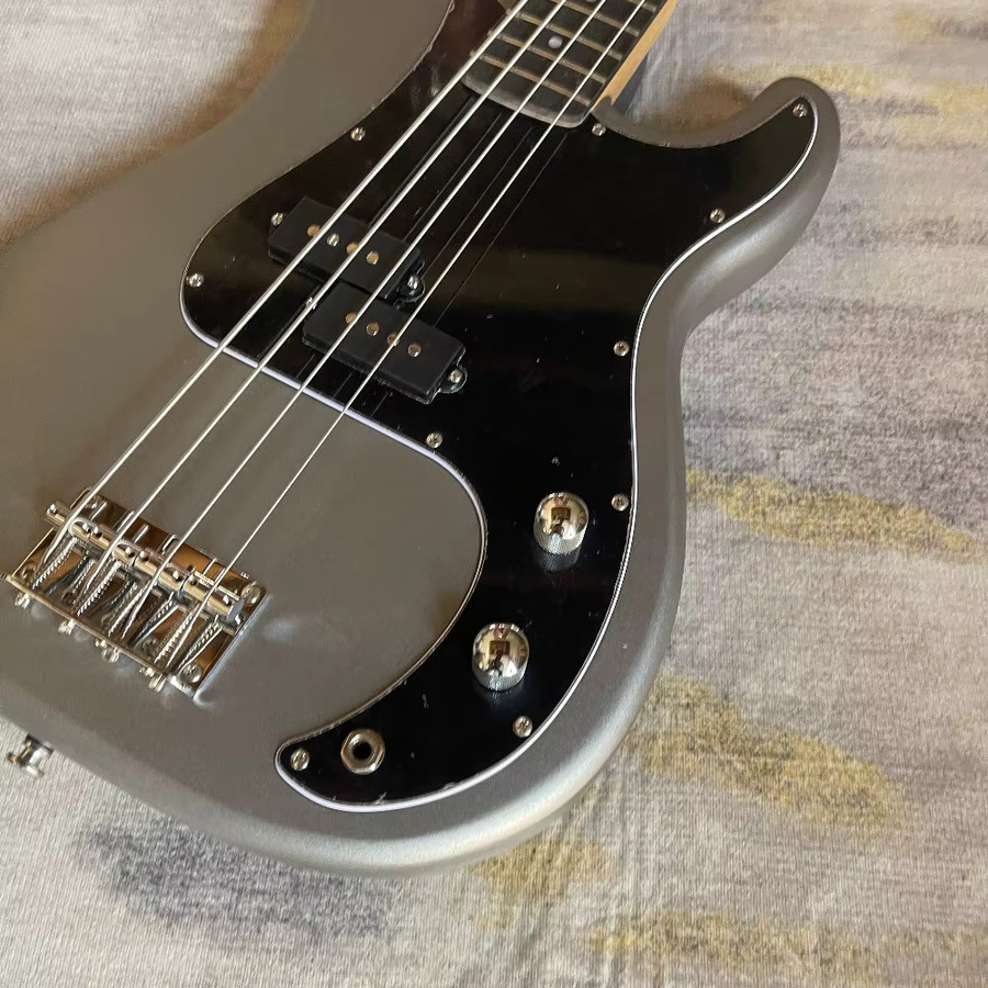 MENGJUE P-Bass Gitarre in Silbergrau mit zwei Split-Humbucker-Tonabnehmern - Bild 2