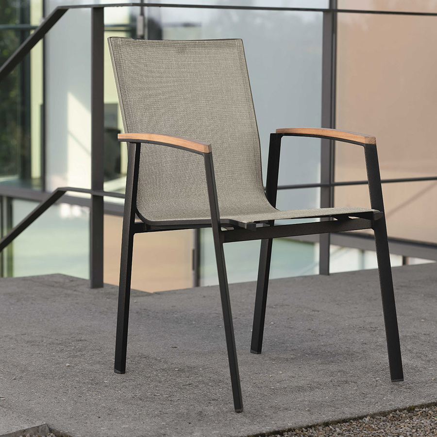 Stern Stapelsessel New Top aus Aluminium in Schwarz Matt mit Textilbezug in Grau und Teakarmlehnen - Bild 2