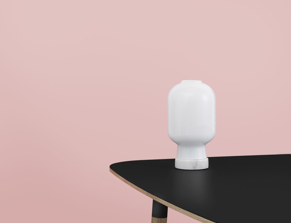 Normann Copenhagen Amp Tischleuchte in Weiß mit Marmorsockel und transparentem Glasschirm - Bild 3