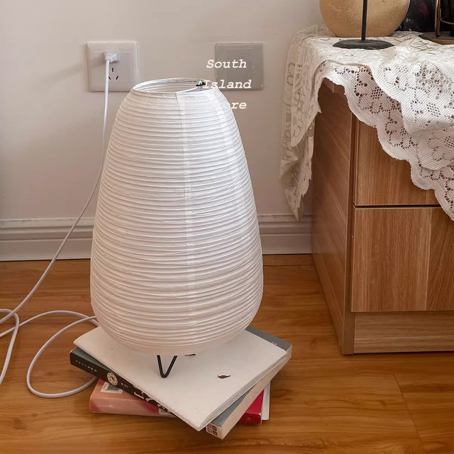 Wabi-Sabi LED Tischlampe in Weiß mit warmweißem Licht für Schlafzimmer, Wohnzimmer und Esstisch - Bild 1