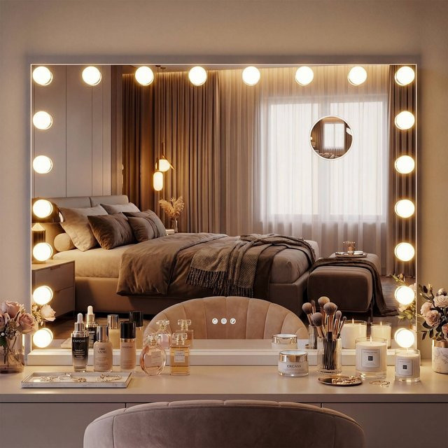 CLP Schminkspiegel Norlina mit LED-Beleuchtung in Weiß, dimmbarer Hollywoodspiegel mit 3 Modi und USB-Anschluss, Wandmontage oder freistehend, B: 80 cm, H: 60 cm - Bild 1