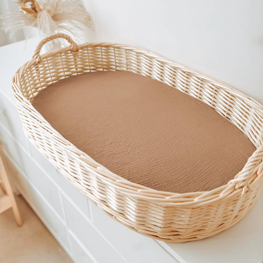 Atmungsaktives Baby Spannbetttuch aus weicher Musselin Baumwolle in Beige - Bild 1