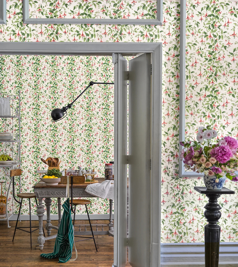 Cole & Son Tapete Fuchsia mit floralem Naturdesign in Pink und Soft Green auf Parchment, Vlies-Tapete - Bild 1