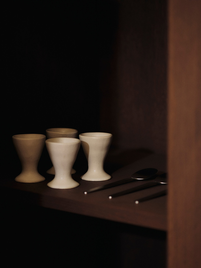 Ferm Living Flow Eierbecher 2er Set aus Keramik in Weiß - Bild 2