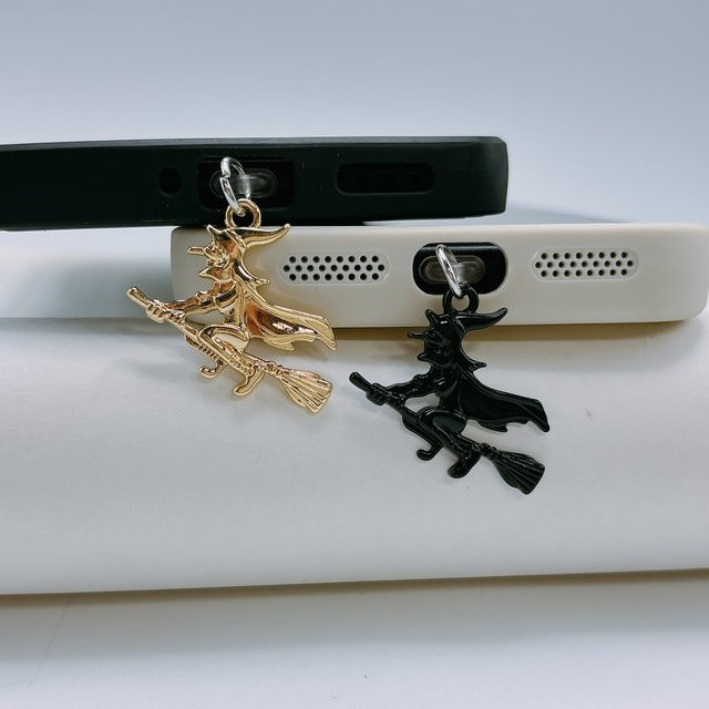 Halloween Hexe Staubschutzstecker mit Anhänger aus Legierung als Handy-Dekorationszubehör für Smartphones und Kopfhörer - Bild 1