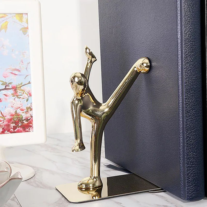CosyHome Bücherstützen Kong Fu Man aus Edelstahl in Gold für Tisch und Regal - Bild 4