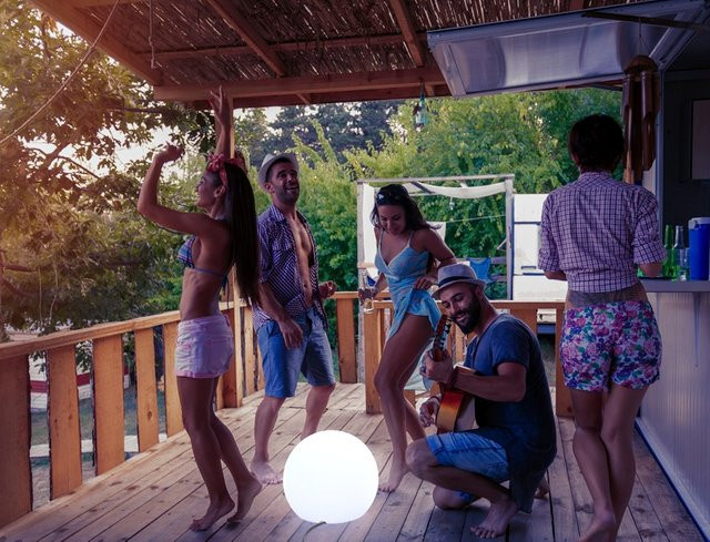 LED Lichtkugel Sphere in Weiß, dimmbar mit Fernbedienung und Dämmerungssensor, IP68 wasserfest für Garten und Pool, Durchmesser: 40 cm - Bild 1