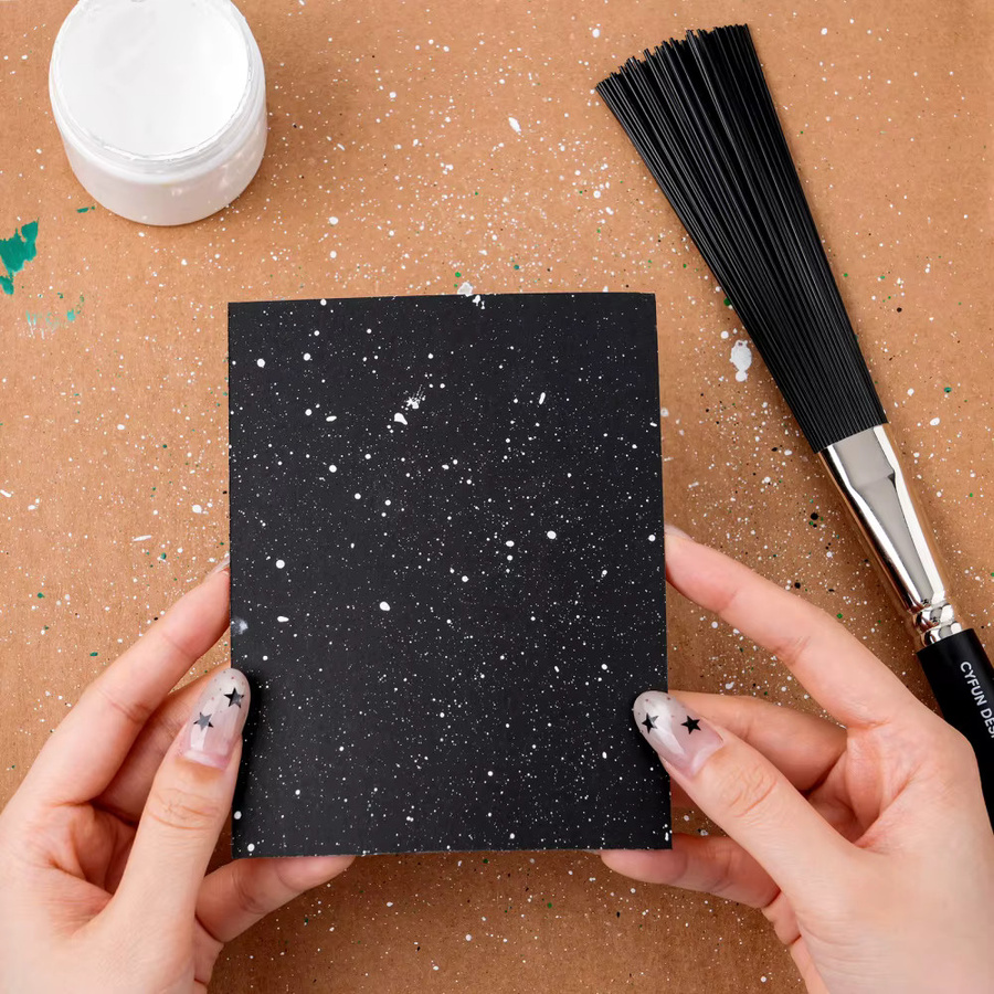 Abstrakter Spritzpinsel in Schwarz für Speckles, Spritzer und Punkt-Effekte zum DIY Scrapbooking und für Farbkunstwerke - Bild 2