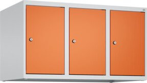 C+P Aufsatzschrank 7035/2004 mit 3 Abteilen und Zylinderschloss, B/T/H: 50 x 90 x 50 cm, Stahl, Lichtgrau/Reinorange - Bild 1