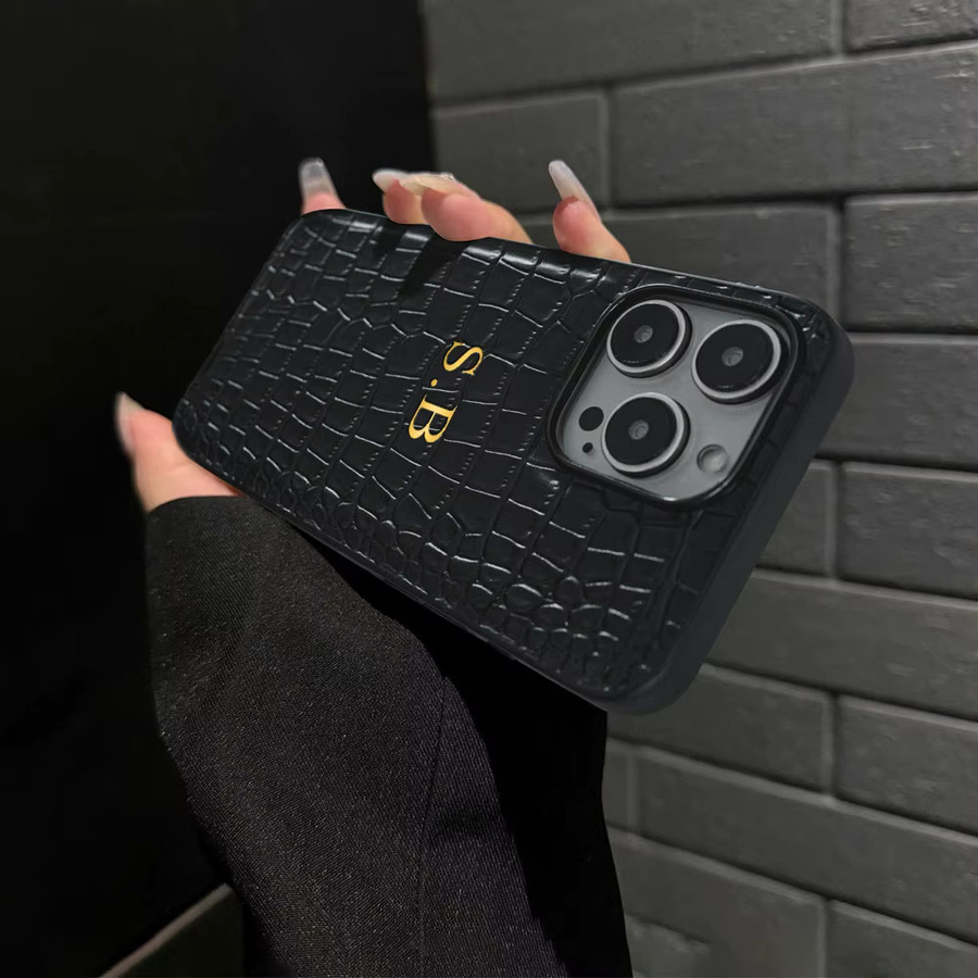 Personalisierte iPhone Hülle mit individuellen Initialen in luxuriöser Krokodilleder-Optik, Schwarz, kompatibel mit Apple iPhone 17 bis 11 Pro Max - Bild 2