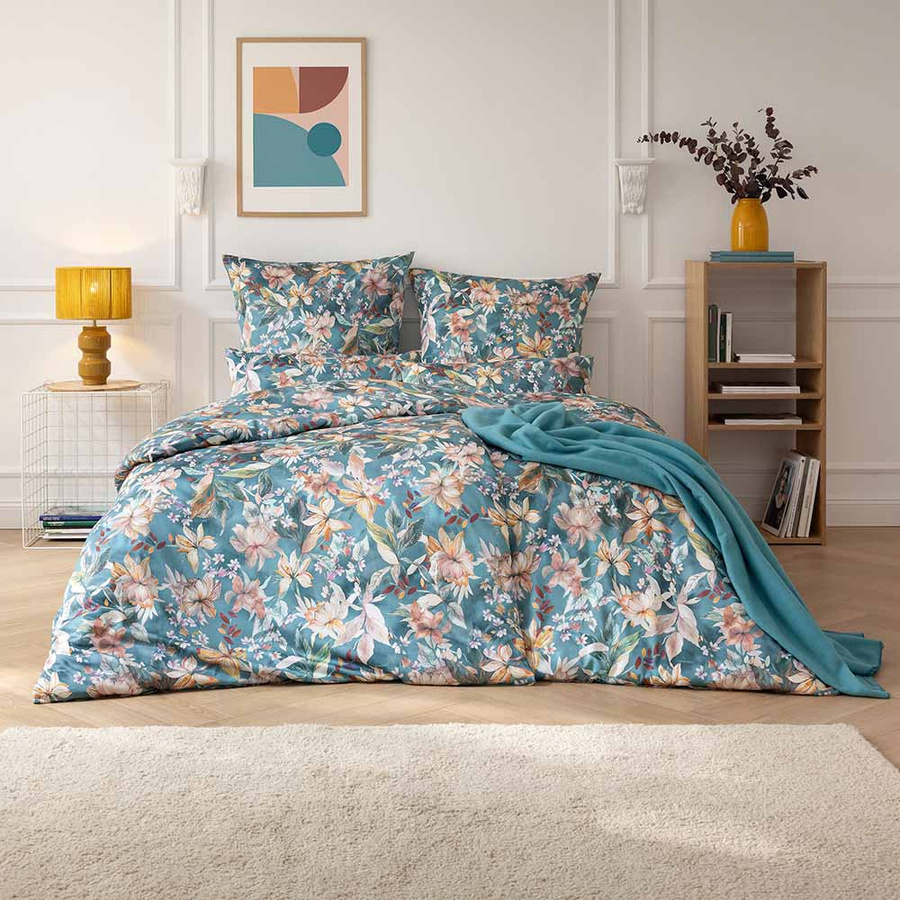 Estella Mako-Satin Bettwäsche Estera Blautanne Blüten Lilien in Blau, B/H: 155 x 220 cm und 40 x 80 cm - Bild 1