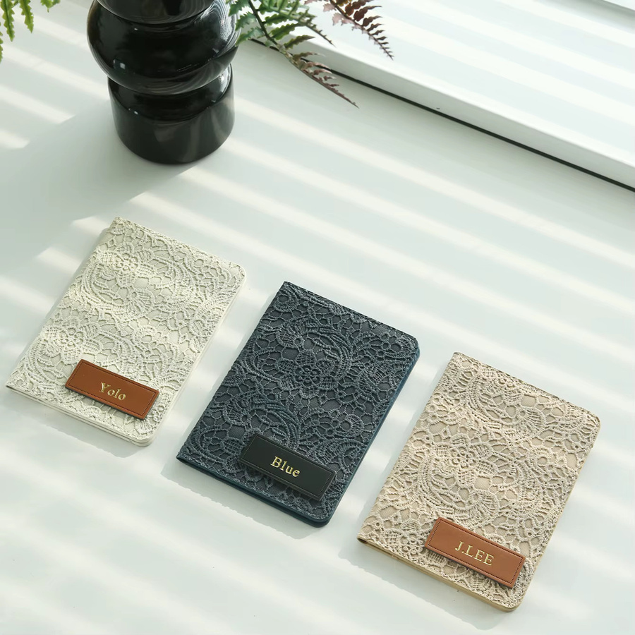 Maßgefertigter Passhalter mit Heißprägung des Namens von takeoak als elegante Reisebrieftasche und Dokumentenhalter in Blau - Bild 5