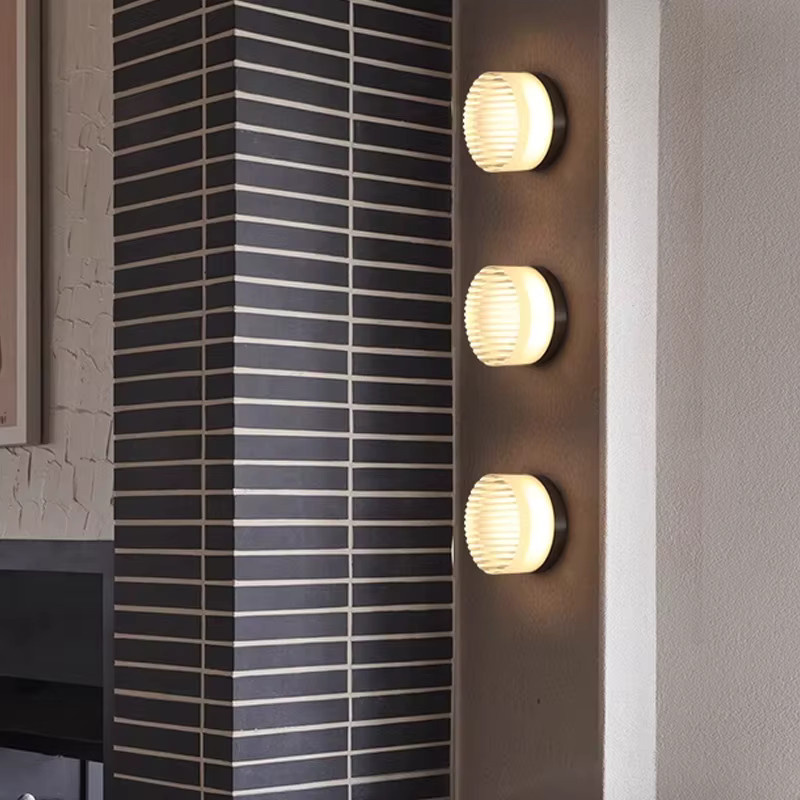 Moderne LED-Wandleuchte von CETANT in Rauchgrau mit bernsteinfarbenem Glas für Wohnzimmer und Flur - Bild 2