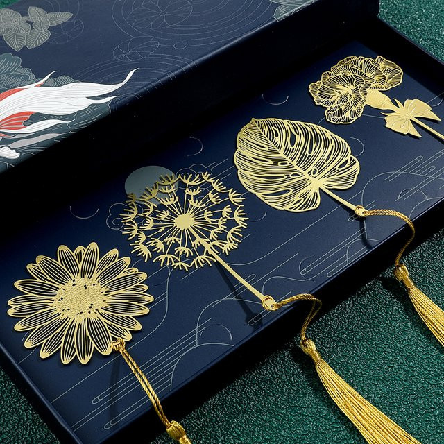 Handgefertigtes Lesezeichen im chinesischen Stil mit goldener Rose und Lotusblume in Gold - Bild 1