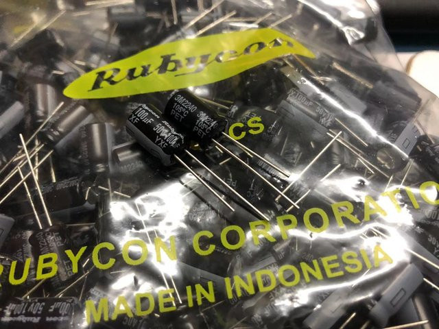 Rubycon YXF Elektrolytkondensator 100µF 50V Schwarz B: 8 mm, H: 11,5 mm, 10 Stück - Bild 1