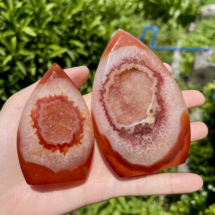CrystalHola Dekokristall in Tropfenform aus gelbem Calcit und rotem Achat mit Druzy-Struktur - Bild 4