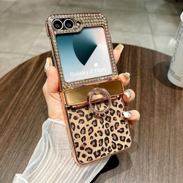 Lederhülle mit Leopardenmuster und galvanisiertem Scharnierschutz für Samsung Galaxy Z Flip 6, Z Flip 5, Z Flip 4 und Z Flip 3 in Multicolour - Bild 1