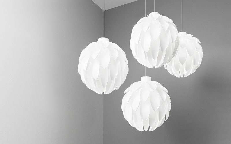 Normann Copenhagen Norm 12 Pendelleuchte in Weiß mit blütenförmigem Design - Bild 4