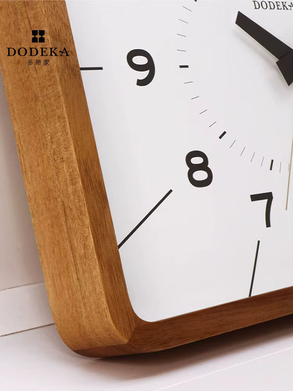 Quadratische Wanduhr aus Massivholz in Weiß mit geräuschlosem Quarzwerk im Vintage-Design, Durchmesser: 30,48 cm - Bild 3