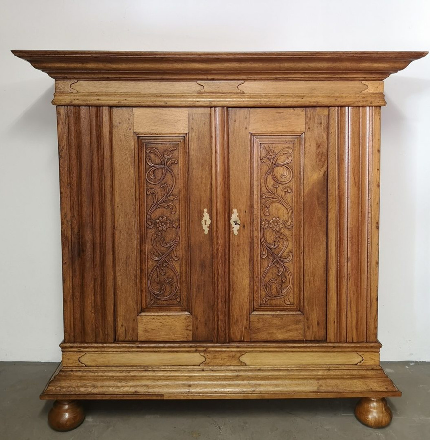 Antiker Barock Schrank aus Eiche in Braun, Vogelsberger Schrank aus Oberhessen um 1770 - Bild 1