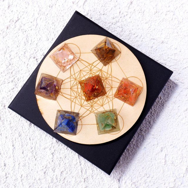 Set aus natürlichen Kristall- und Harz-Pyramiden in Multicolor als Chakra-Energie-Ornament zur Dekoration - Bild 1