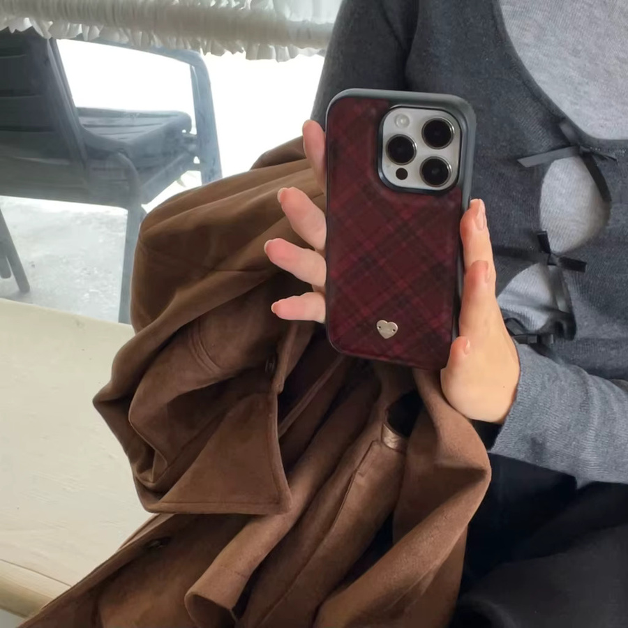 Handyhülle mit Retro-Gittermuster und Herz-Design in Dunkelrot für iPhone 12, 13, 14, 15 und 16 Pro Max - Bild 4