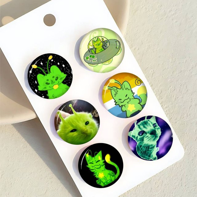 Brosche Grüner Alien Anime Katze, Unisex - Bild 1