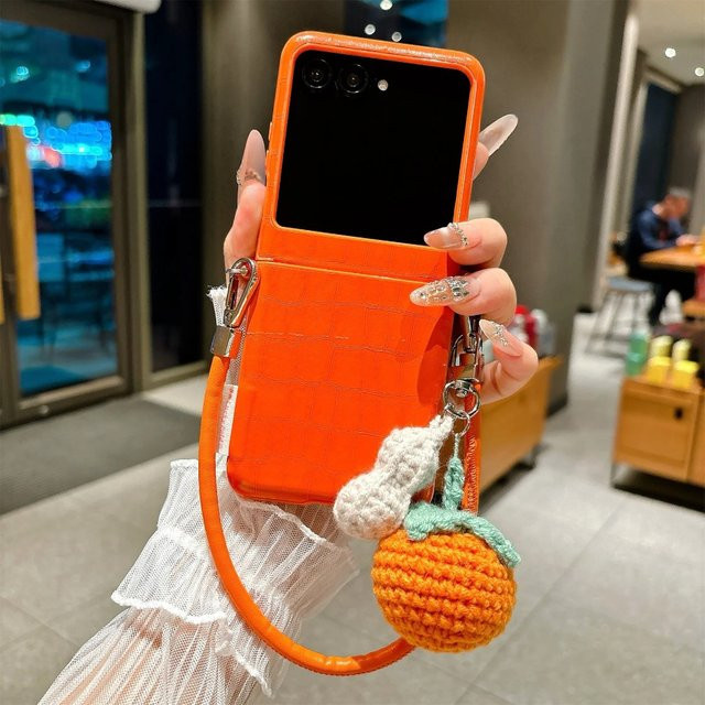 Motorola Razr 70 60 50 Ultra Schutzhülle mit Krokodilleder-Muster und Armband in Orange - Bild 1