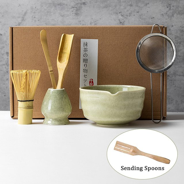 Japanisches Matcha Tee-Set aus Keramik und Bambus in Grün mit Schüssel, Schneebesen, Sieb und Teelöffel - Bild 1