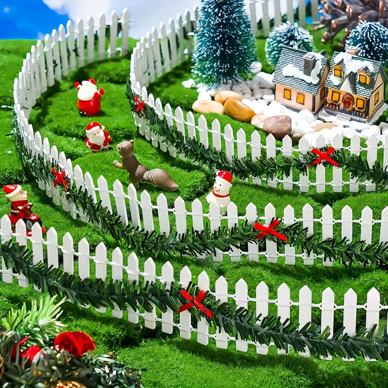 DUTRIEUX Mini Weihnachtsdorf Dekoration Weißer Lattenzaun mit Holzoptik, Grüner Girlande und Roten Schleifen für Puppenhaus und Gartendekoration - Bild 5