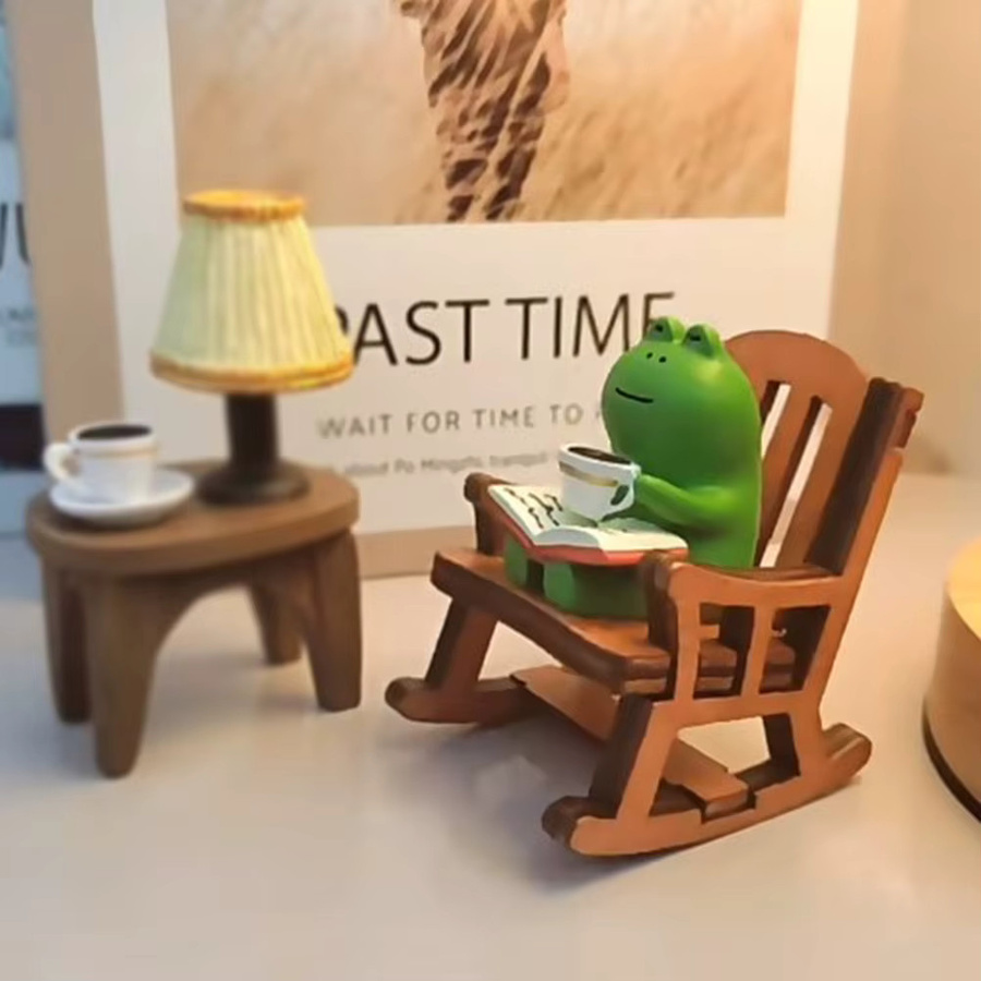 APWIKOGER Mini-Frosch-Harzfigur mit handgefertigtem Mikro-Schaukelstuhl als Tischdekoration in Grün - Bild 2
