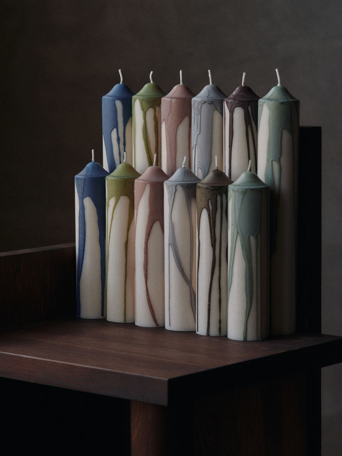 Ferm Living Dryp Stumpenkerze aus Wachs in Weiß und Blau - Bild 2