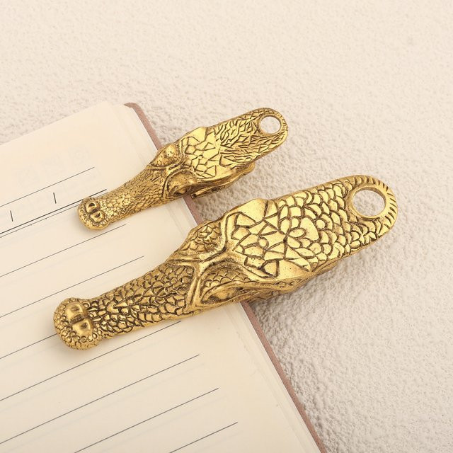 Kreativer Krokodil-Buchclip aus Metall in Gold von SONGCHANGJEWELRY als einzigartiger Tier-Seitenhalter für Büro und Studium - Bild 1