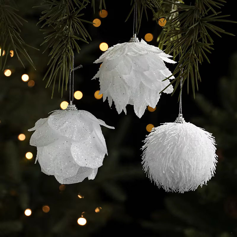 Hängendes Weihnachts-Dekoornament aus Schaumstoff mit floralen weißen Blüten in Rosa und Weiß - Bild 4