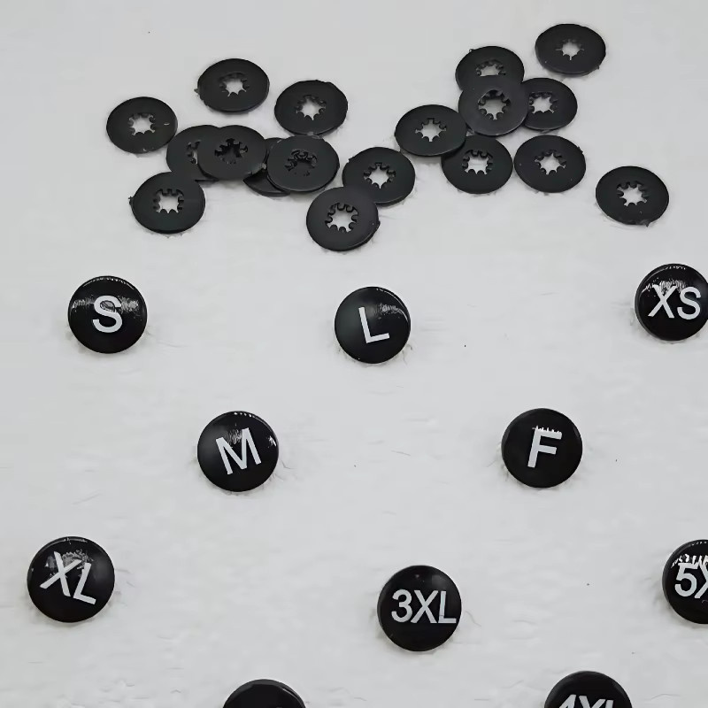 500er Set Kreative Größenschnallen-Knöpfe mit Buchstaben S M L als 2-in-1 Kleidungsmarkierung aus Kunststoff für dein Nähzubehör - Bild 2