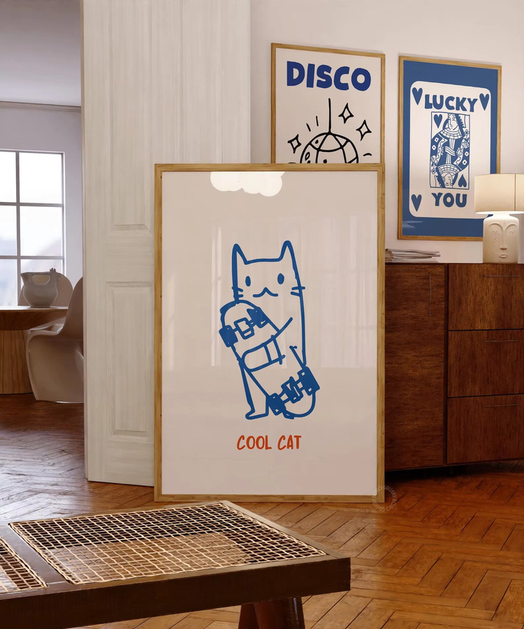 Modernes Poster mit Skateboard-Katze in Blau von SHENCHEN als digitale Wandkunst für Katzenliebhaber - Bild 2