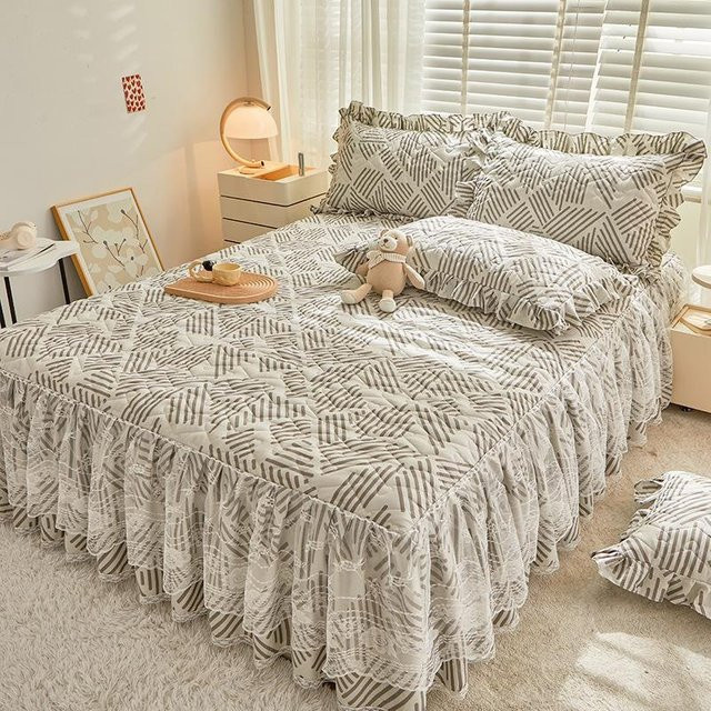 Dreiteiliges Bettwäsche-Set von Your Warm Home mit gestepptem Spannbettlaken und Tagesdecke aus Baumwollspitze in Weiß, B/T: 180 x 200 cm - Bild 1