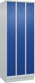 C+P Spind Classic PLUS Garderobenschrank mit Sockel, 3 Abteile, Zylinderschloss und 3 Garderobenhaken, Farbe: Grau/Blau, H x B x T: 195 x 75 x 50 cm - Bild 1
