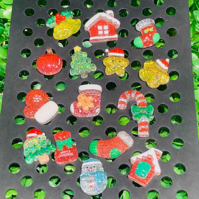 Happye&TiTi 15-teiliges Weihnachts-Schuhdekorations-Set für Kinder in Multicolour aus Kunststoff mit Zuckerstangen, Schneemännern und Strümpfen - Bild 1