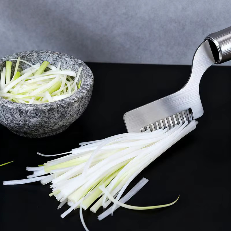 HUXUAN Zwiebelmesser aus Edelstahl in Silber mit gebogenem Schneidkopf zum schnellen Zerkleinern von grünem Gemüse - Bild 4