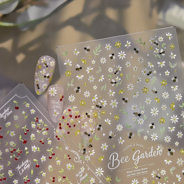 NAILFYOU Nagelaufkleber Bee Garden, Weiße Gänseblümchen, Gelbe Blumen, Biene - Bild 1