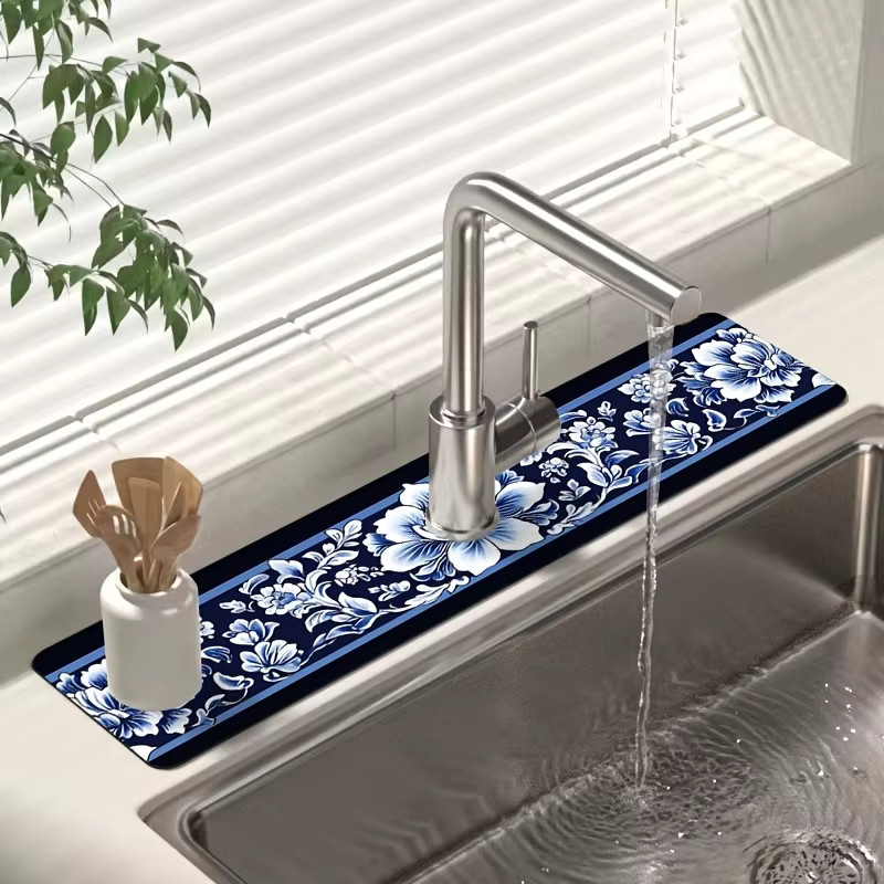 VIKAMA Abtropfmatte im blau-weißen Porzellan-Design, rutschfeste und schnelltrocknende Wasserfangmatte für deine Arbeitsplatte, B/T: 38,0 x 10,0 cm - Bild 2