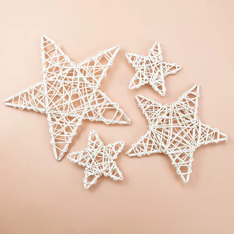 Handgemachte Rattan Stern-Kränze mit weißen Blumen als Boho Wanddekoration für Weihnachten und Hochzeiten - Bild 1