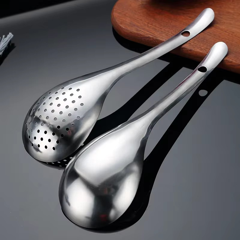 Runder Sieblöffel aus 304 Edelstahl in Silber mit 23 cm Durchmesser - Bild 2