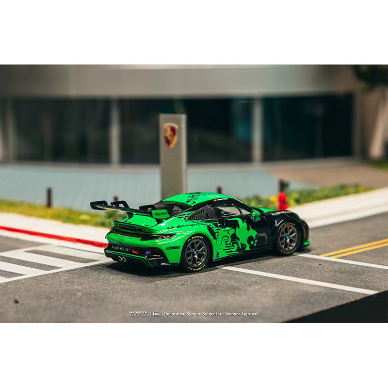 Tarmac Works Porsche 911 GT3 Cup 992 Fire Monkey Motorsport, Druckguss-Automodell, 1:64 - Bild 4