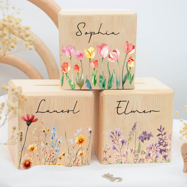 Personalisiertes Sparschwein aus Holz mit individuellem Namen und Blumenmuster in Mehrfarbig - Bild 1