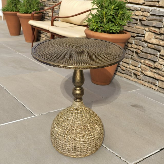 Handgefertigter Beistelltisch LIUSHADUOLA aus Rattan und Metall in Braun, runder Couchtisch im Boho-Stil - Bild 1