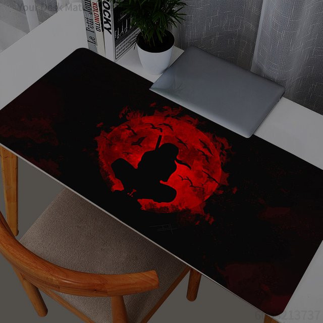 Bandai Naruto Itachi Uchiha XXL Mauspad als große Schreibtischunterlage für Gamer und PC-Zubehör - Bild 1