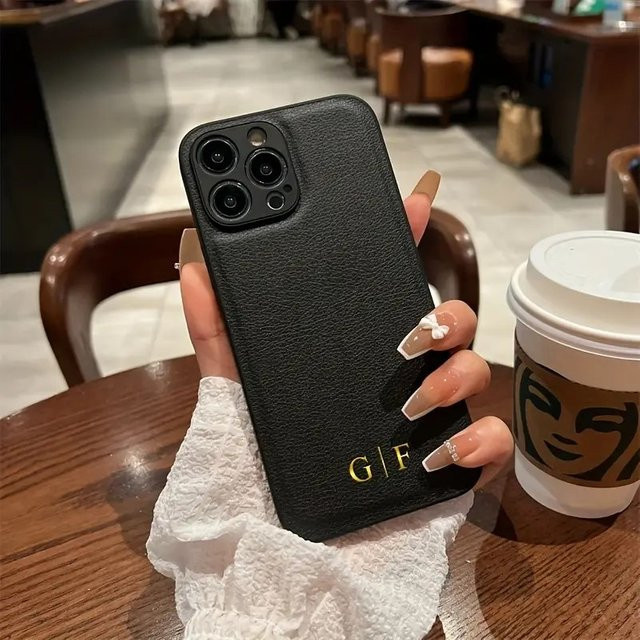 Personalisierte Lederhülle mit individuellem Anfangsbuchstaben für iPhone Modelle von 11 bis 17 Pro Max in Schwarz von YLUOYI - Bild 1